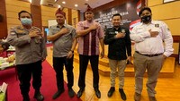 Wakil Walikota Bekasi Tri Adihianto turut hadir dan mengapresiasi deklarasi SPI yang bertajuk Bekasi Bermasker ini. Meskipun kasus Covid-19 di Kota Bekasi telah menurun drastis, penerapan prokes tetap harus diutamakan dan didahulukan, agar kita bisa mengakhiri pandemi. Foto: dok. SPI