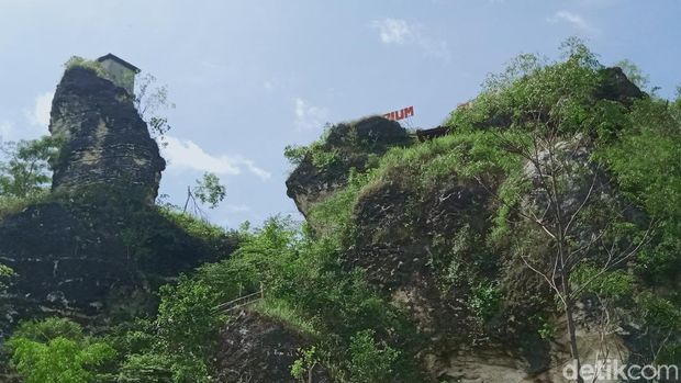 Rumah dinamit di puncak bukit Patrum, Desa Krakitan, Kecamatan Bayat, Klaten, Sabtu (10/4/2021).
