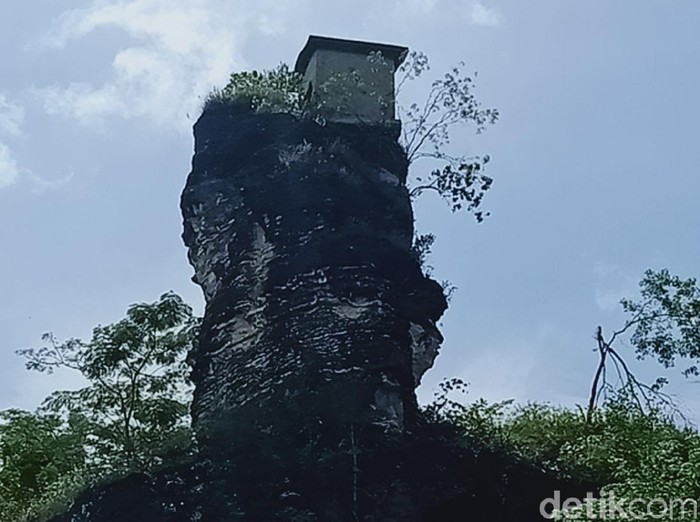 Rumah dinamit di puncak bukit Patrum, Desa Krakitan, Kecamatan Bayat, Klaten, Sabtu (10/4/2021).