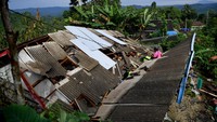Gempa berkekuatan M 6,1 yang mengguncang Kabupaten Malang, Jawa Timur, Sabtu (10/4) siang, juga turut terasa hingga kawasan Lumajang. Tak sedikit rumah warga yang rusak akibat diguncang gempa.