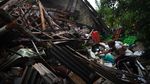 Rumah Rusak Gegara Gempa, Warga Lumajang Selamatkan Barang Berharga