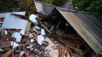 Rumah Rusak Gegara Gempa, Warga Lumajang Selamatkan Barang Berharga