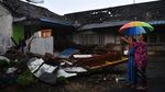 Rumah Rusak Gegara Gempa, Warga Lumajang Selamatkan Barang Berharga