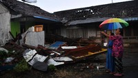 Warga menyisir area rumah mereka yang rusak terdampak gempa untuk menyelamatkan sejumlah barang berharga.