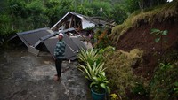Seorang warga melihat kondisi rumahnya yang rusak cukup berat akibat gempa di Desa Kali Uling, Lumajang, Jawa Timur, Minggu (11/4/2021).