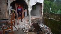 Kondisi rumah yang rusak cukup berat membuat sejumlah warga memilih untuk mengungsi.