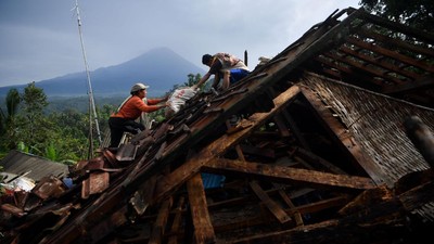 Rumah Rusak Gegara Gempa, Warga Lumajang Selamatkan Barang Berharga