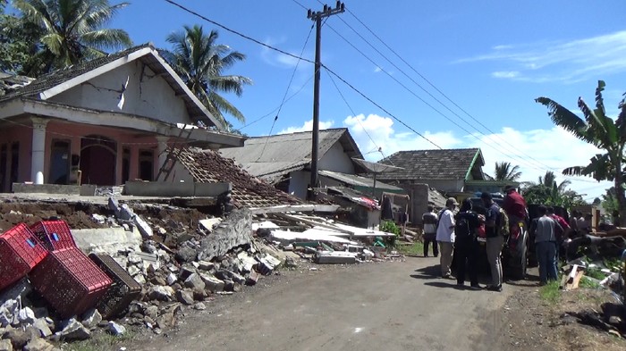 Rumah warga lumajang rusak terdampak gempa malang