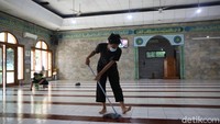 Jelang Ramadhan petugas DKM mempersiapkan masjid agar lebih bersih guna memberikan kenyamanan pada jamaah untuk beribadah.  