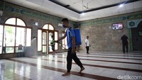 Meski begitu, guna mengantisipasi penyebaran virus Corona, protokol kesehatan pun wajib diterapkan oleh para jamaah yang hendak melaksanakan salat tarawih di masjid.