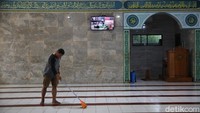 Selain membersihkan area masjid, warga juga turut menyemprotkan cairan disinfektan di area masjid guna mengantisipasi penyebaran virus Corona.