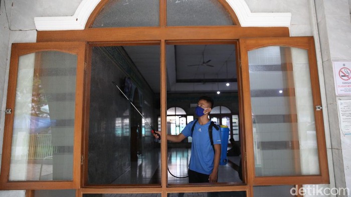 Sambut Ramadhan, Warga Ibu Kota Bersihkan Masjid Beragam persiapan menyambut bulan Ramadhan dilakukan warga di kawasan Ibu Kota. Salah satunya adalah membersihkan masjid dan melakukan penyemprotan disinfektan.
Agung Pambudhy