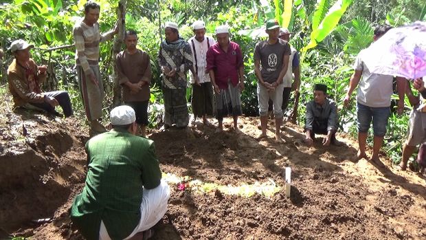 Satu warga Lumajang meninggal akibat tertimpa puing bangunan saat terjadi gempa Malang dimakamkan