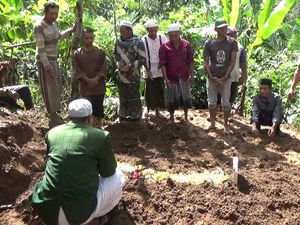 Satu Warga Lumajang Meninggal Tertimpa Bangunan Saat Gempa Malang Dimakamkan