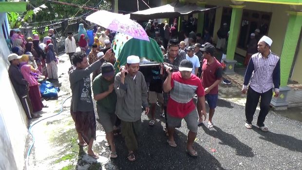 Satu warga Lumajang meninggal akibat tertimpa puing bangunan saat terjadi gempa Malang dimakamkan