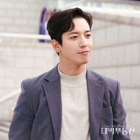 Vokalis band CNBLUE ini membintangi drama Korea on going Sell Your Haunted House bersama Jang Nara. Ia berperan sebagai penipu yang berpura-pura menjadi pengusir setan untuk mendapat keuntungan. Hangat diperbincangkan, Jung Yong Hwa menempati urutan kedelapan. Foto: dok. KBS2