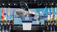 Pada Jumat (9/4) Korea Selatan meluncurkan jet tempur KF-21 Boramae, di markas Korea Aerospace Industries di kota Sancheon. Ini adalah prototipe jet pertama yang diluncurkan dari proyek KF-X yang berkolaborasi dengan Indonesia. (Foto: AFP)