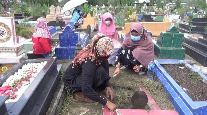 Suasana ziarah kubur menjelang bulan Ramadhan 1442 di Kota Jambi