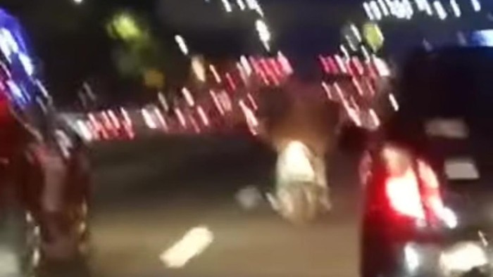 Tangkapan Layar Video Viral Pemotor Masuk Tol Dalam Kota