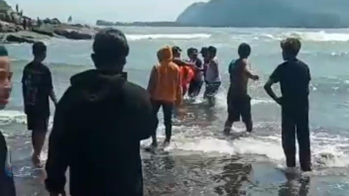 Tergulung Ombak saat Berwisata, Ayah Ditemukan Tewas, Anak dalam Pencarian