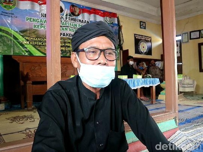 Tokoh Sedulur Sikep Kabupaten Kudus, Budi Santoso, saat ditemui di rumahnya Desa Larikrejo Kecamatan Undaan, Kamis (8/4/2021).