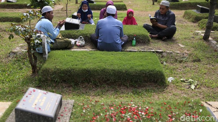 TPU Pondok Kelapa, Jakarta, ramai didatangi warga saat akhir pekan. Warga datang untuk berziarah ke makam anggota keluarga menjelang Ramadhan.