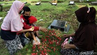 Selain mendoakan anggota keluarga yang lebih dahulu tutup usia, warga juga tampak menaburkan bunga di atas makam anggota keluarga mereka. 