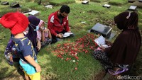 Sejumlah warga memanjatkan doa untuk anggota keluarganya yang telah lebih dahulu tutup usia dan dimakamkan di kawasan TPU Pondok Kelapa.