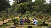 Tak jarang saat berziarah warga akan datang bersama sejumlah anggota keluarga mereka untuk mendoakan sanak keluarga mereka yang telah meninggal dunia.