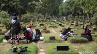Sejumlah warga berziarah di TPU Pondok Kelapa, Jakarta, Minggu (11/4/2021).