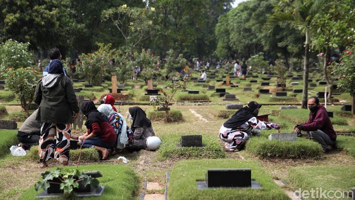 TPU Pondok Kelapa Ramai Peziarah Jelang Ramadhan TPU Pondok Kelapa, Jakarta, ramai didatangi warga saat akhir pekan. Warga datang untuk berziarah ke makam anggota keluarga menjelang Ramadhan.