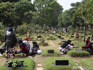TPU Pondok Kelapa Ramai Peziarah Jelang Ramadhan