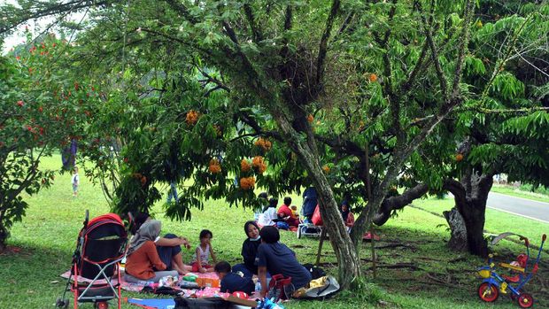 Sejumlah warga berkumpul dan makan bersama saat tradisi cucurak di Kebun Raya Bogor, Jawa Barat, Minggu (11/4/2021). Tradisi cucurak merupakan tradisi masyarakat Bogor menjelang bulan Ramadhan dengan mengadakan makan bersama dengan keluarga ataupun kolega meskipun di masa pandemi COVID-19 dengan tetap menerapkan protokol kesehatan. ANTARA FOTO/Arif Firmansyah/hp.