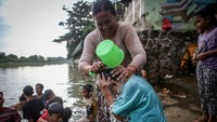 Sejumlah warga mengikuti kegiatan keramas bersama di Sungai Cisadane, Babakan, Kota Tangerang, Banten, Minggu (11/4/2021).