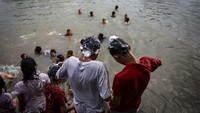Tradisi keramas bersama yang diikuti warga Kampung Bekelir tersebut sebagai simbol membersihkan diri jelang Ramadhan.