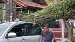 Waduh, 3 Mobil Rusak Tertimpa Pohon Tumbang di Bandung
