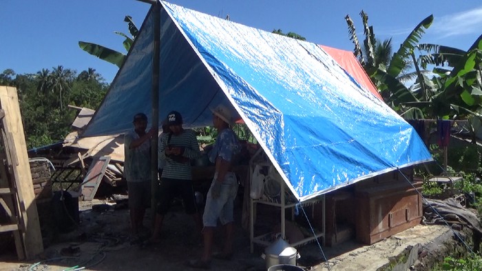 Warga desa Kali uling kecamatan Tempursari Lumajang salah satu desa tampak gempa Malang. namun mereka mengungsi di rumah saudara