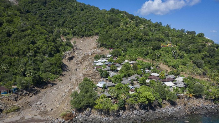 WARGA WAIMATAN MINTA SEGERA DIRELOKASI Foto udara suasana Desa Waimatan yang ditinggalkan warganya mengungsi akibat tanah longsor di Ile Ape, Kabupaten Lembata, Nusa Tenggara Timur (NTT), Minggu (11/4/2021). Selain karena trauma terjadi longsor susulan, sebanyak 121 kepala keluarga dengan total 389 jiwa di Waimatan yang mengungsi tersebut meminta pemerintah untuk segera merelokasi mereka agar bisa segera bangkit dari keterpurukan pascabencana. ANTARA FOTO/Aditya Pradana Putra/rwa.