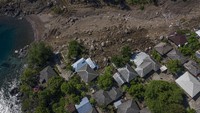 Foto udara suasana Desa Waimatan yang ditinggalkan warganya mengungsi akibat tanah longsor di Ile Ape, Kabupaten Lembata, Nusa Tenggara Timur (NTT), Minggu (11/4/2021).