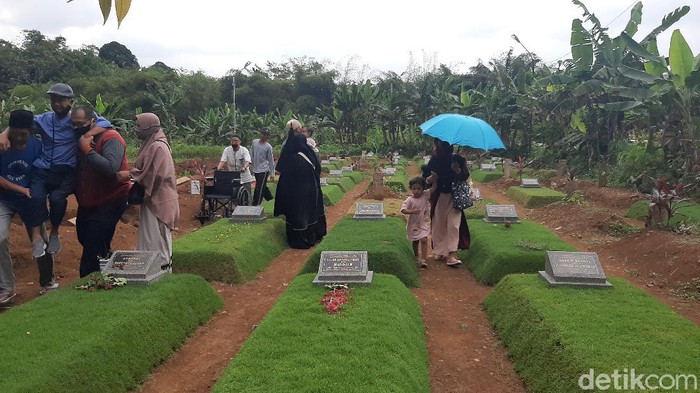 Warga ziarah di TPU Situ Gede,  Bogor.