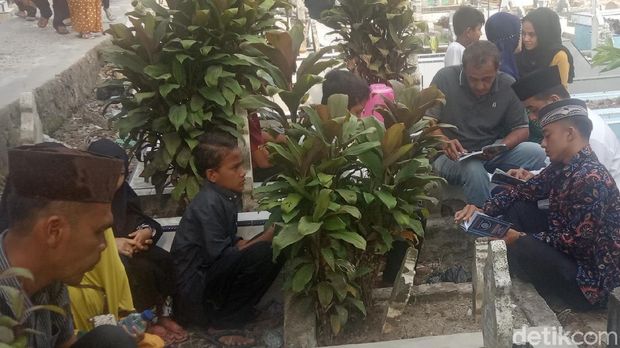 Warga Ziarah Jelang Ramadhan di Labuhanbatu