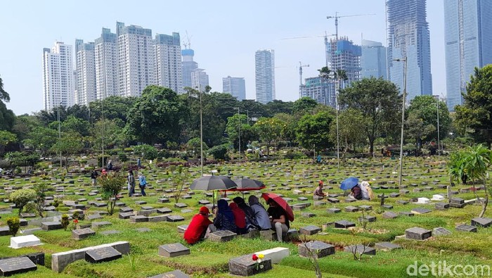 Warga Ziarah Jelang Ramadhan ke TPU Karet Bivak