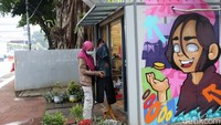 Bagian depan kios yang menjual beragam karya dengan motif batik tersebut kini dihiasi oleh mural di bagian luarnya.