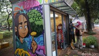 Mural yang menghiasi kios milik Siti Fateh tersebut adalah hasil kerjasama Dinas Perindustrian, Perdagangan, Koperasi, Usaha Kecil, Menengah (PPKUKM) DKI Jakarta dengan Komunitas Graffti, Kolektif Eterroom dan Grafis Huru Hara.