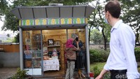 Tampak seorang pejalan kaki sedang melintas di depan kios di kawasan Pasar Jaya Menteng, Minggu (11/4/2021).