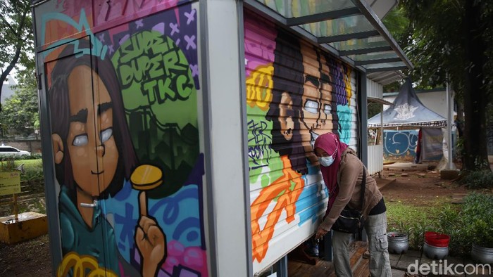 Dua kios di Pasar Jaya, Menteng berwarna lebih mencolok dibandingkan bangunan di sekitarnya. Karya mural menghiasi kios agar dapat lebih menarik pengunjung.