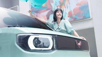 Motor listriknya menghasilkan tenaga 20 kW (27 HP) dan torsi 85 Nm. Paket baterainya bisa membawa mobil melaju hingga 170 km. Pemilik mobil dapat memantau pengisian daya dari jarak jauh. Mobil listrik China mungil ini memiliki kecepatan tertinggi 100 km/jam. Foto: Dok. Wuling