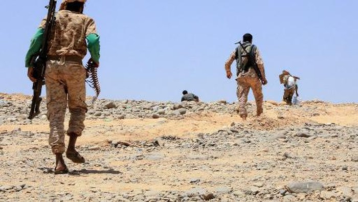 Fighters with forces loyal to Yemens Saudi-backed government hold a position against Huthi rebels in Yemens northeastern province of Marib, on April 6, 2021. - Yemens Iran-backed Huthi rebels have for over a year had their sights on seizing Marib, the capital of an oil-rich region, with the aim of controlling the countrys entire north.
After a period of relative calm, the Huthis launched in February 2021, a fierce offensive to take Marib from the government, which is backed by Saudi-led military coalition that intervened in Yemens civil war in 2015. (Photo by STR / AFP)