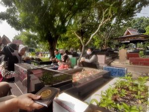 Mudik Dilarang, Warga Pilih Ziarah Kubur di Pekanbaru Jelang Ramadhan