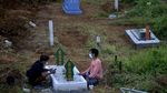 Potret Ziarah Kubur di Pemakaman Khusus COVID-19